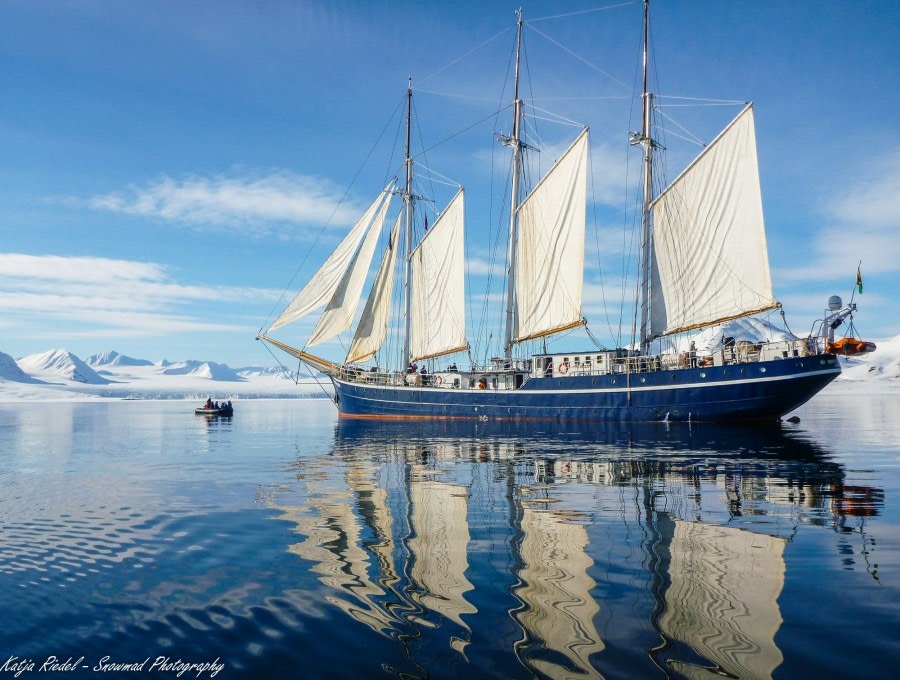 Alpine Peaks of Spitsbergen, Ski & Sail